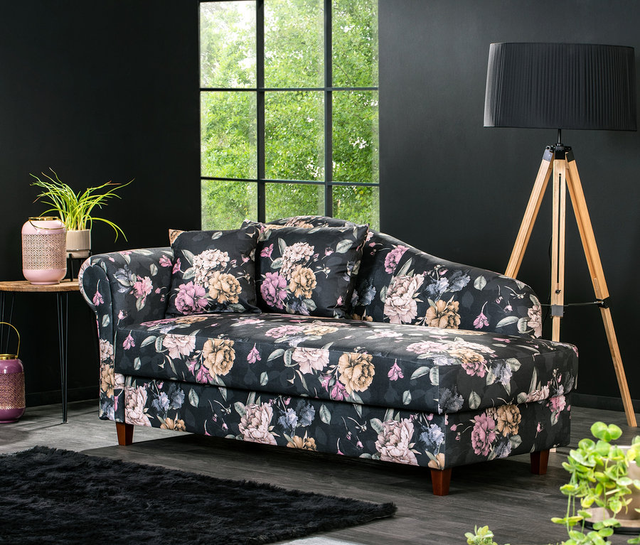 Geblümte Recamiere "Evelyn" steht im Wohnzimmer.