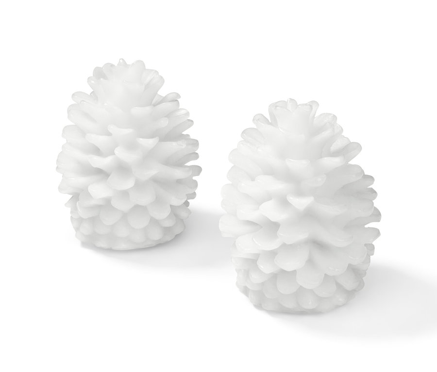 Zwei LED-Echtwachs-Tannenzapfen stehen auf einem weißen Hintergrund.