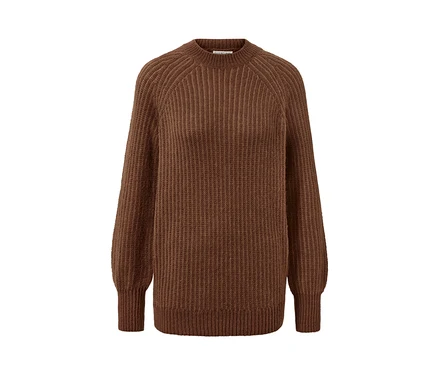 Cognacfarbener Strickpullover.