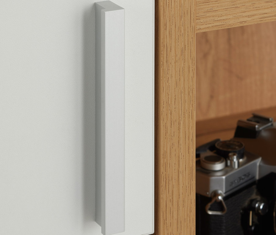 Detail eines weißen Nonza Sideboards mit silbernem Griff und Holzrahmen.