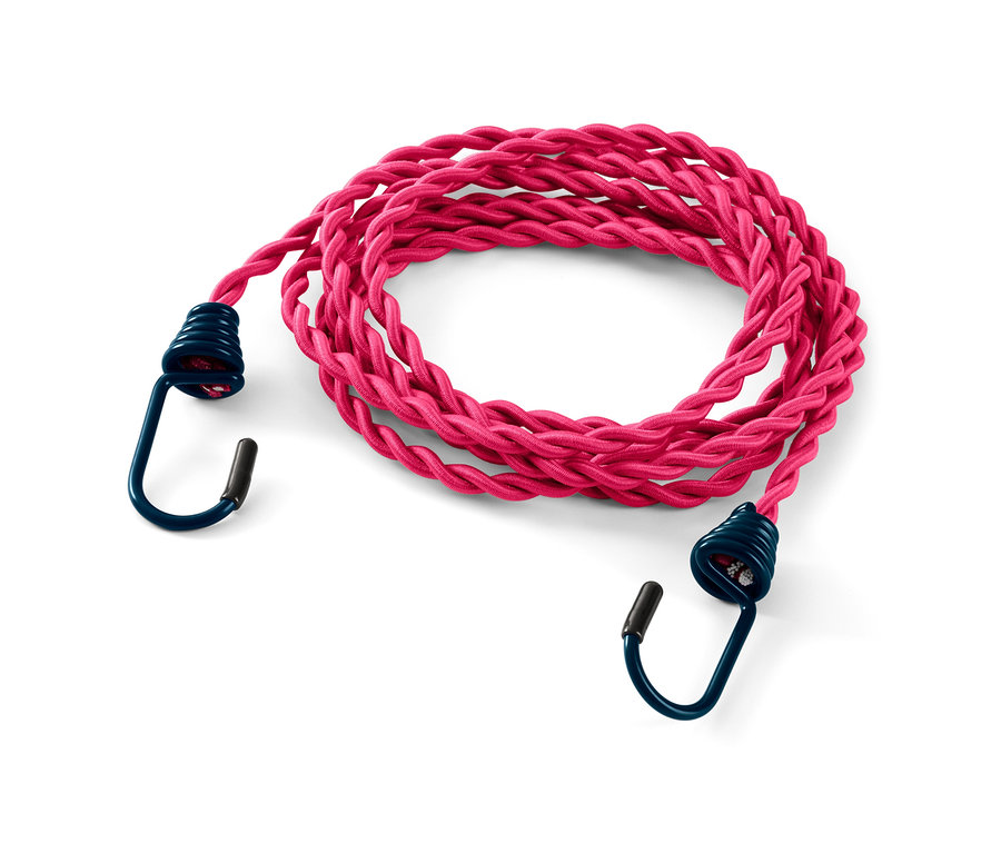 Eine pinke Camping-Wäscheleine mit Haken liegt auf einem weißen Untergrund.