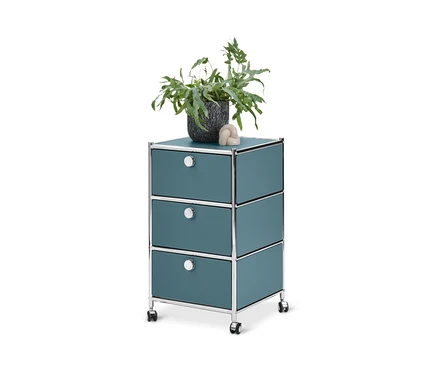 Blauer Rollcontainer »CN3« mit 3 Schubladen. Obenauf stehen ein Blumentopf und eine Zierkugel.