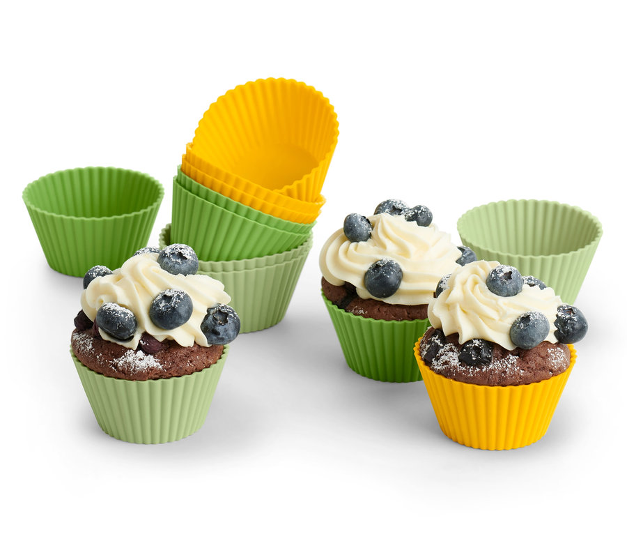 Muffins mit Zuckerguss und Blaubeeren in grünen und gelben 12 Muffinförmchen.