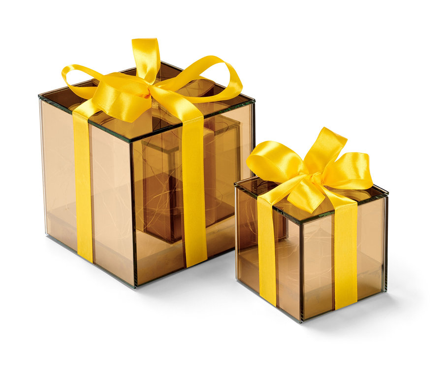 Zwei braune LED-Geschenke-Sets mit gelben Schleifen.