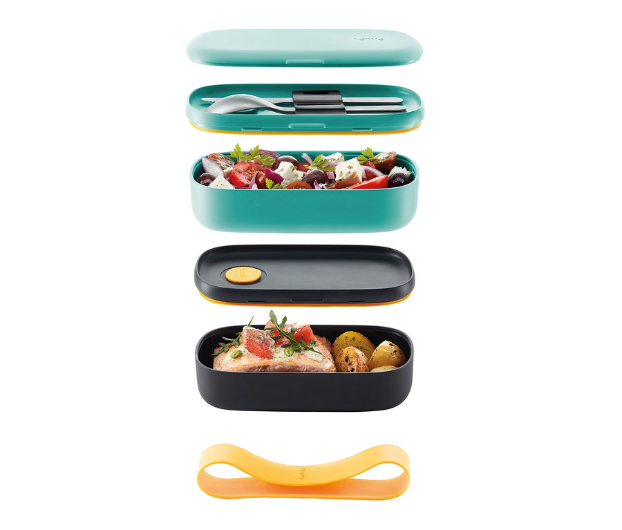 Auseinandergenommenes Lunch-Box-Set mit Besteck, das Salat, Besteck und Fisch mit Kartoffeln enthält.