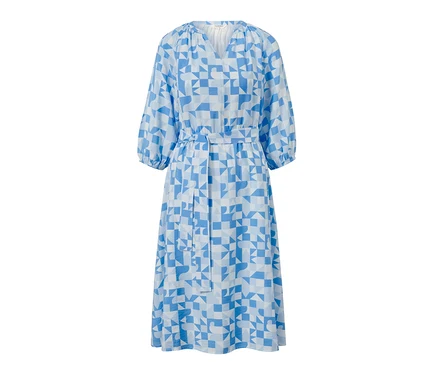 Ein blaues, bedrucktes Webkleid.