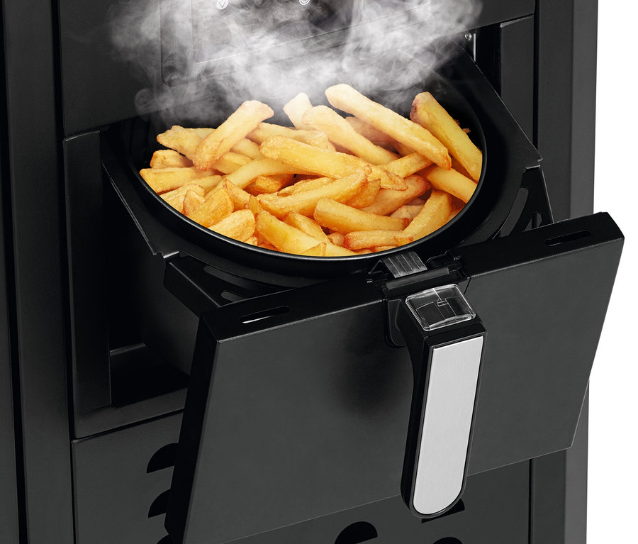 Heißluftfritteuse mit Pommes frites.