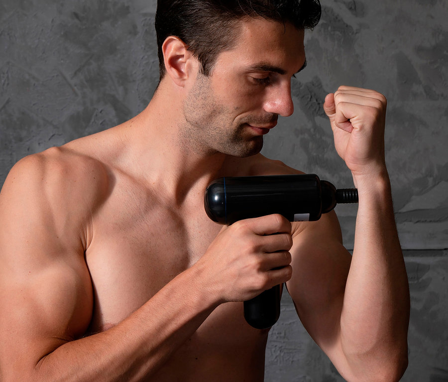 Mann benutzt MELISSA Infinity Massagepistole auf seinem Arm.