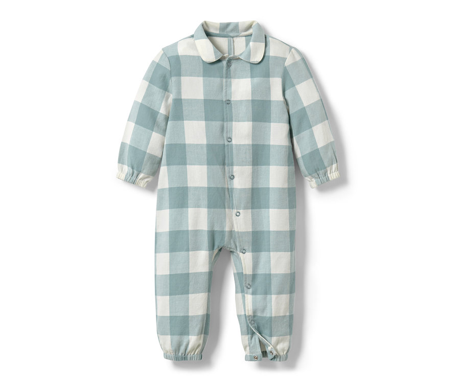 Baby-Flanell-Pyjama mit blau-weißem Karomuster und langen Ärmeln.