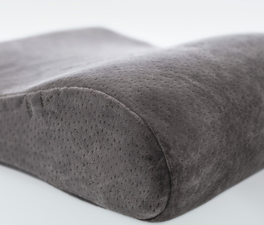 Detailaufnahme eines grauen TEMPUR® Reisekissens auf einem weißen Hintergrund.