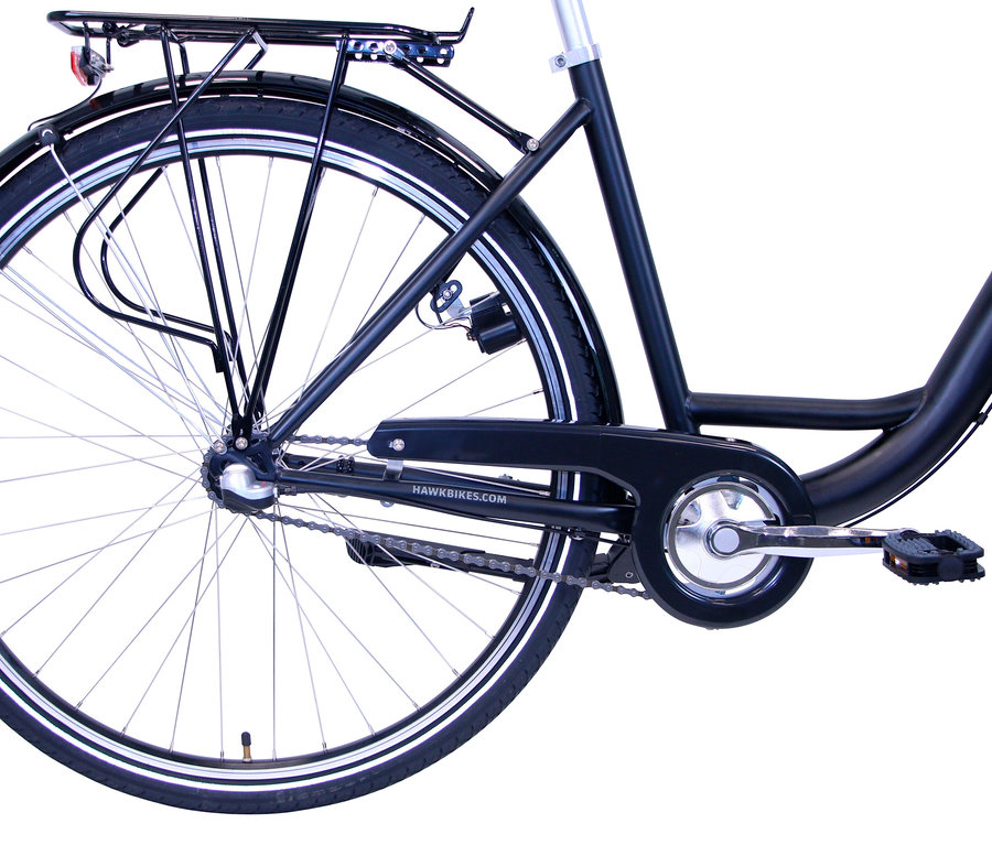 Detailaufnahme vom Hinterrad eines schwarzen HAWK Bikes City Wave Premium Plus.