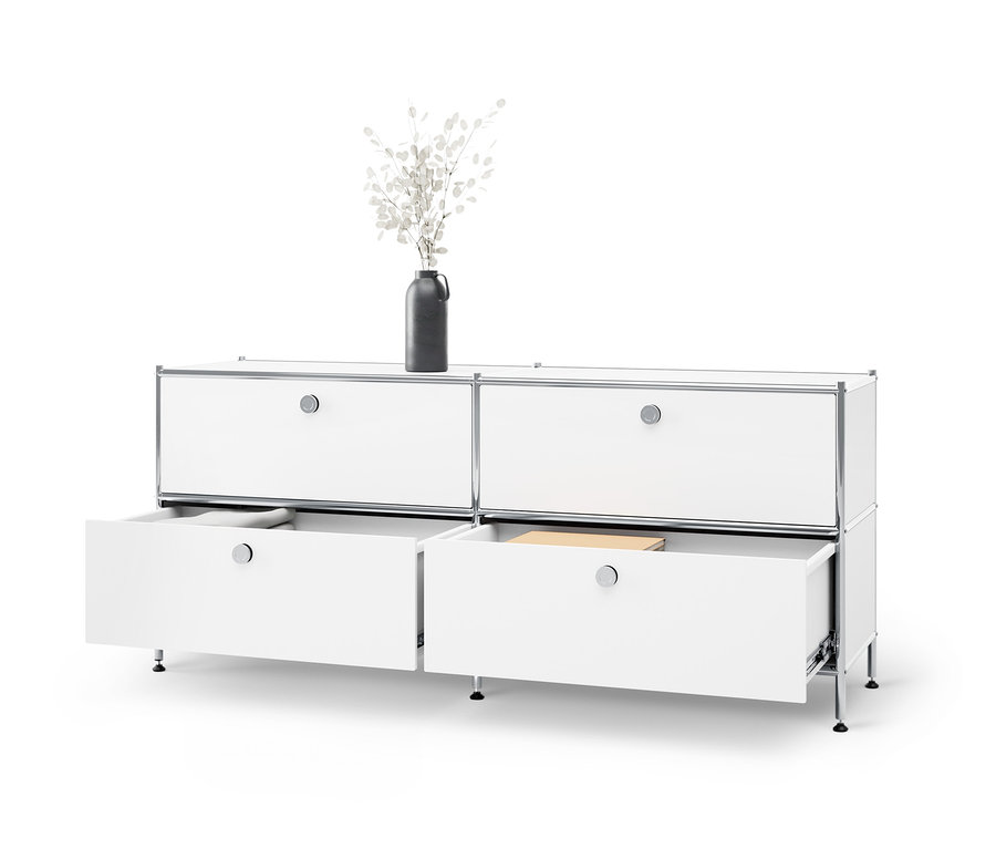 Weißes Lowboard Metall »CN3« mit 4 Schubladen, von denen zwei geöffnet sind. Auf dem Schrank steht eine Vase mit weißen Zweigen.