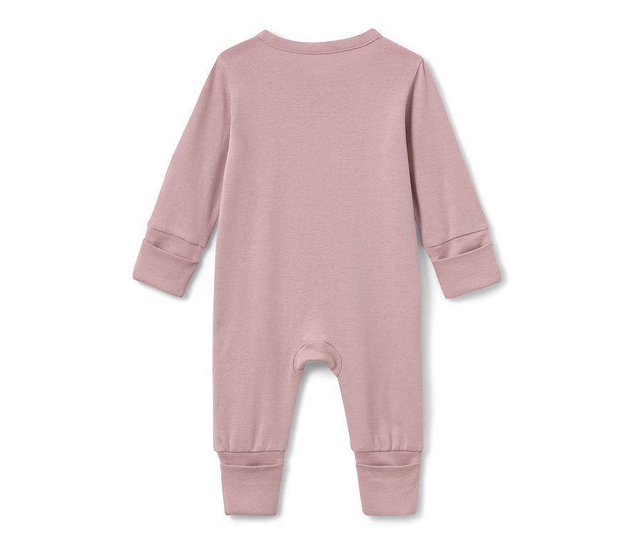 Rosa Baby-Pyjama mit langen Ärmeln und Beinen, von hinten gezeigt.