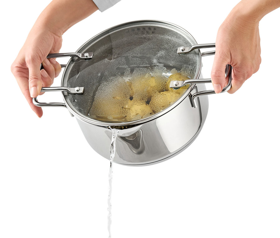 Zwei Hände halten einen Edelstahlkochtopf mit Deckel, aus dem Wasser gegossen wird. Im Topf befinden sich Kartoffeln. 3 Profi-Edelstahl-Töpfe.