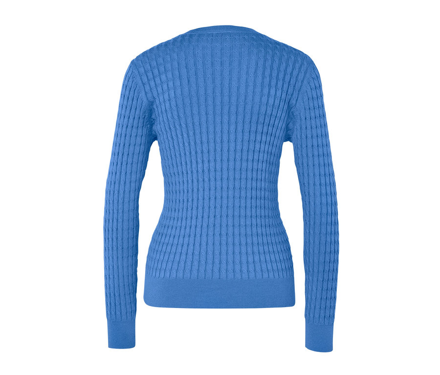 Blauer Zopfstrickpullover.