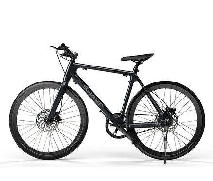 Ein schwarzes SHARP Hybrid E-Bike steht vor einem weißen Hintergrund.