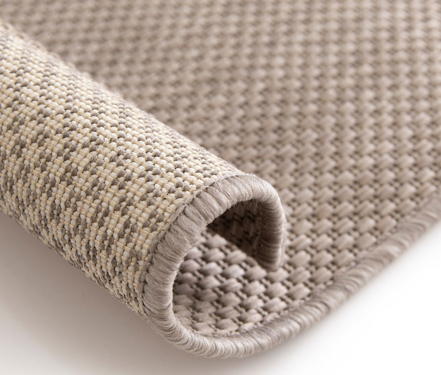 Ein brauner Teppich »Eldorado« ist teilweise aufgerollt.