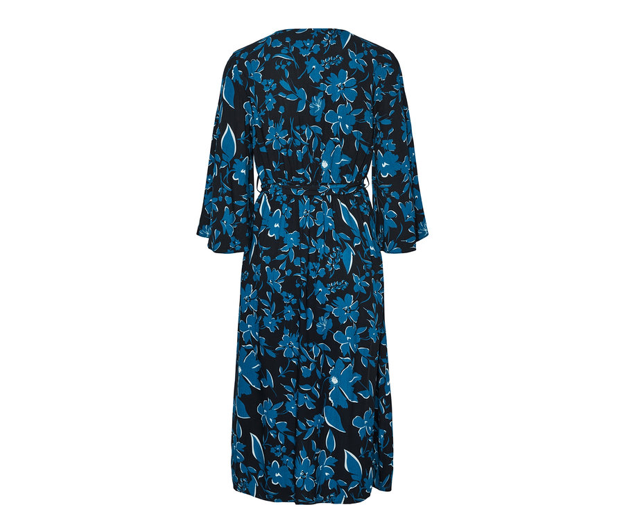 Schwarzes Kleid mit blauem Blumendruck und Gürtel.