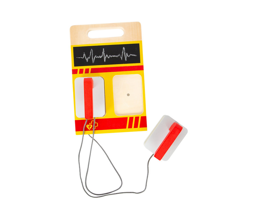 Ein hölzerner Arzt-Defibrillator mit EKG-Anzeige und zwei Elektroden mit roten Griffen. small foot Notarzt-Rucksack