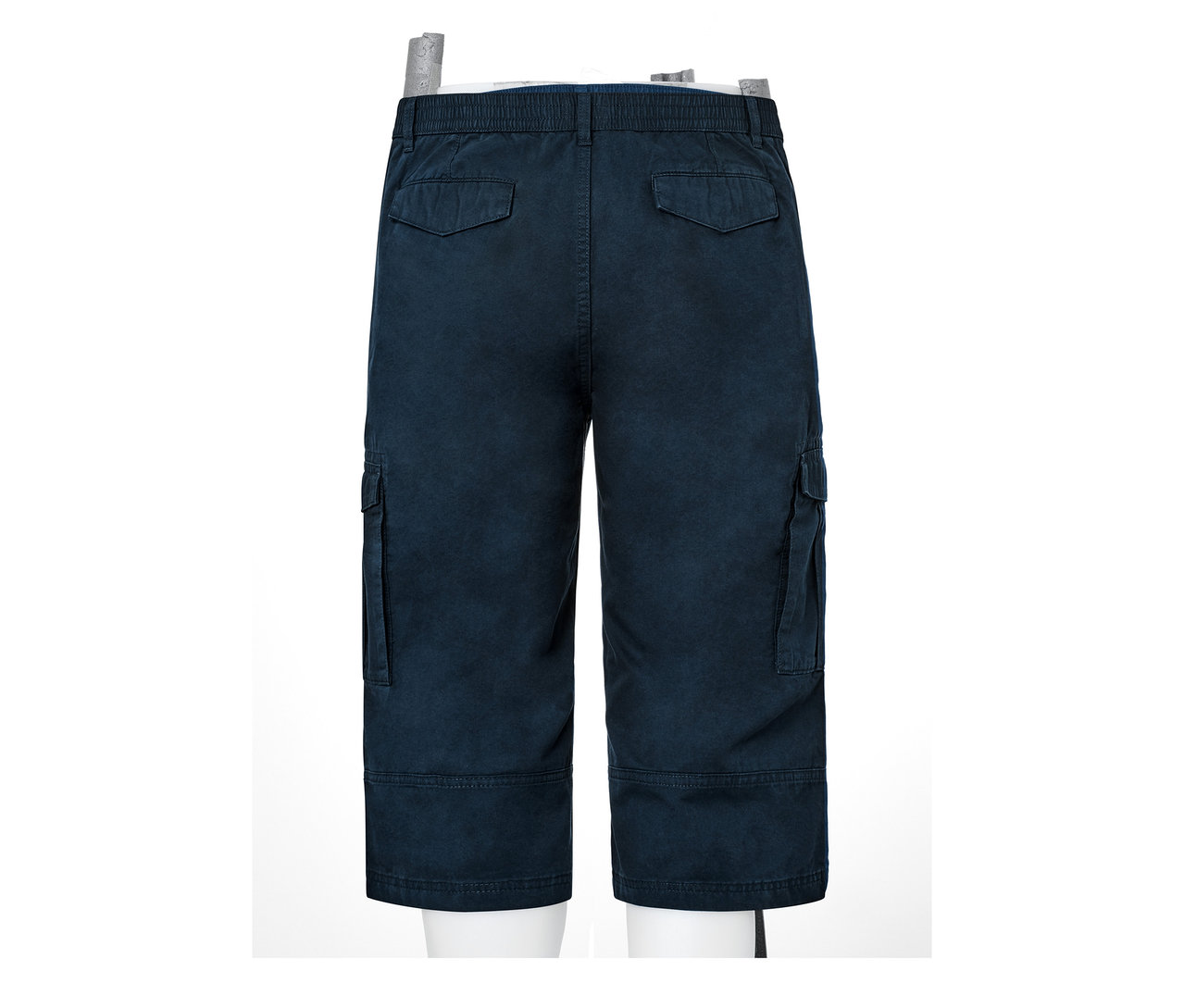 Marineblaue Cargo-Bermuda in 3/4-Länge auf einer Schaufensterpuppe.