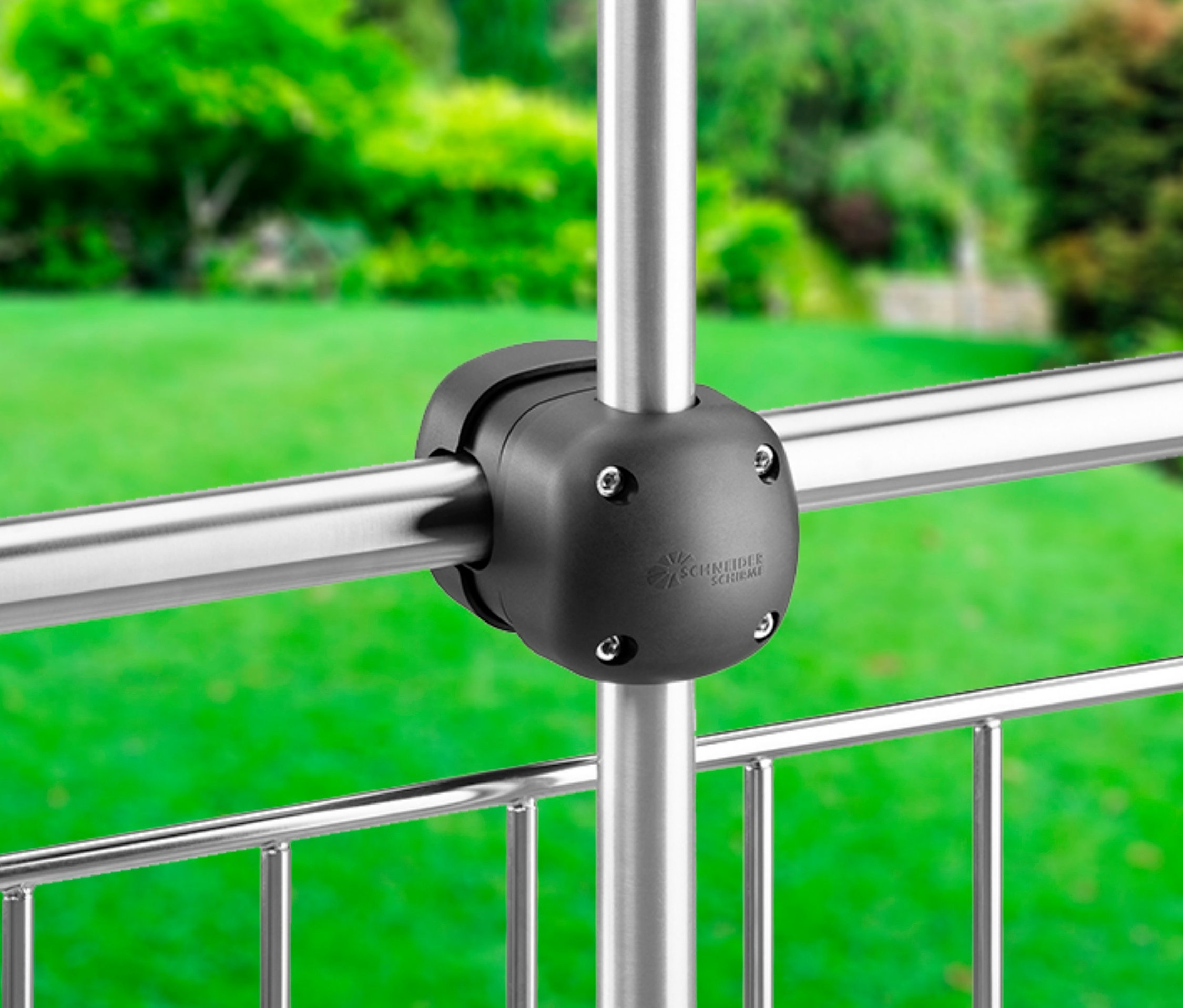 Nahaufnahme eines Leco Balkon-Sonnenschirmhalters, der an einem silbernen Geländer befestigt ist.