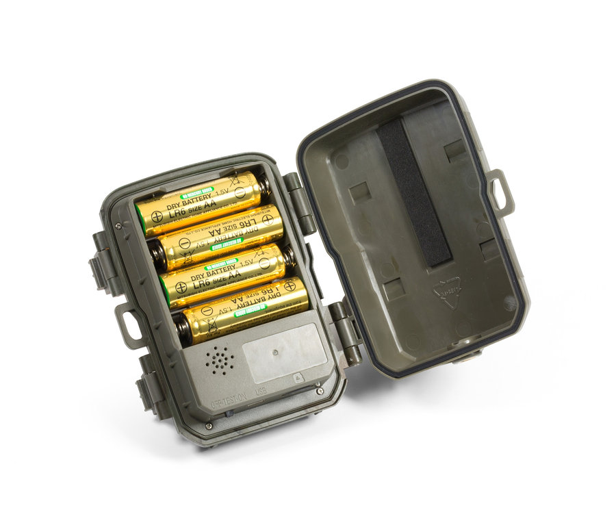 Geöffnete grüne Wildkamera mit eingelegten Batterien.