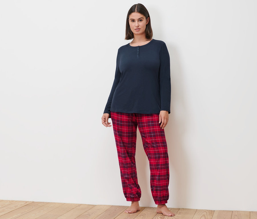 Frau posiert in marineblauem Flanell-Pyjama.