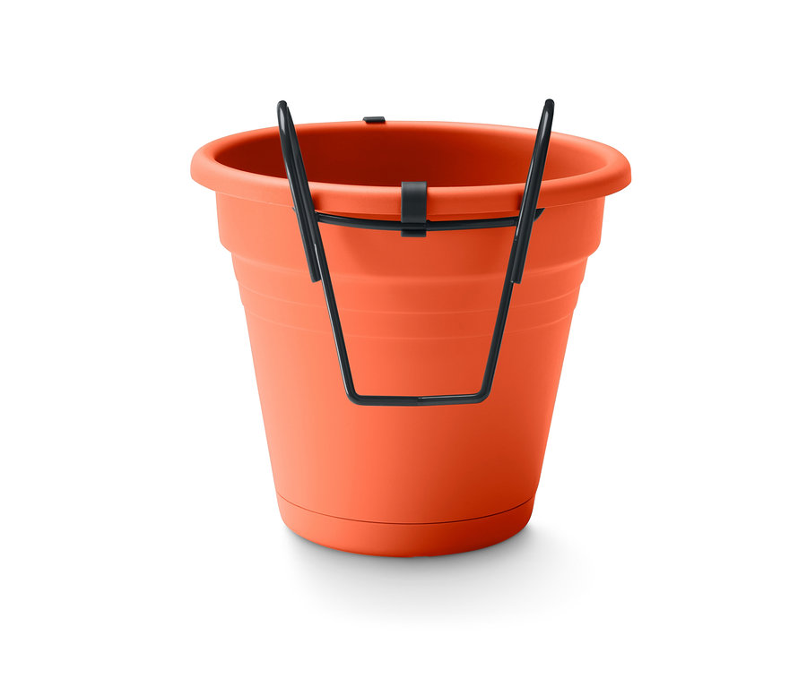 Orangefarbener Blumentopf mit Balkonaufhängung und schwarzem Halter.