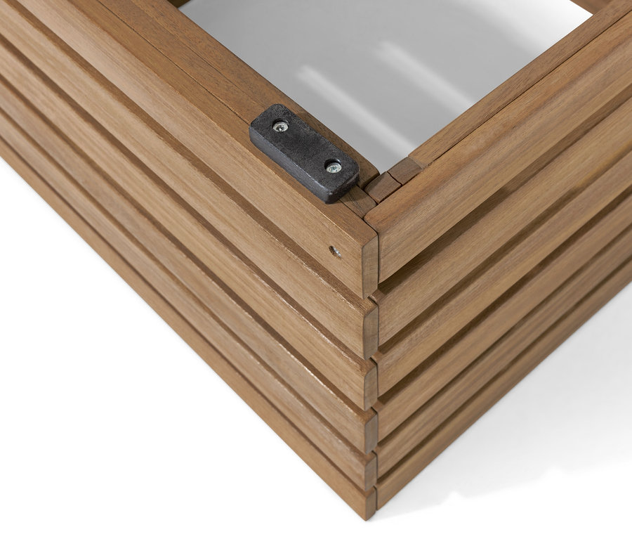 Detail einer Ecke der Gartenbank »Lenja« mit Sitz-und-Stauraumkisten.