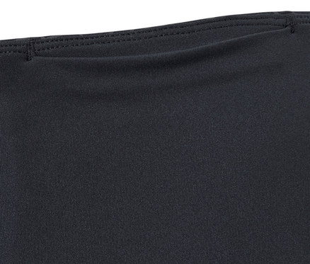 Detail der Sporttight, regenbogenfarben reflektierend.