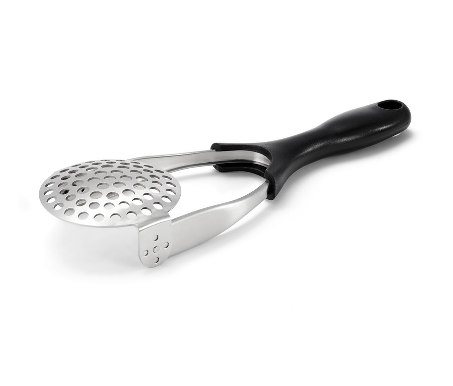 Ein klappbarer Kartoffelstampfer mit silberner Metallbasis und schwarzem Griff.