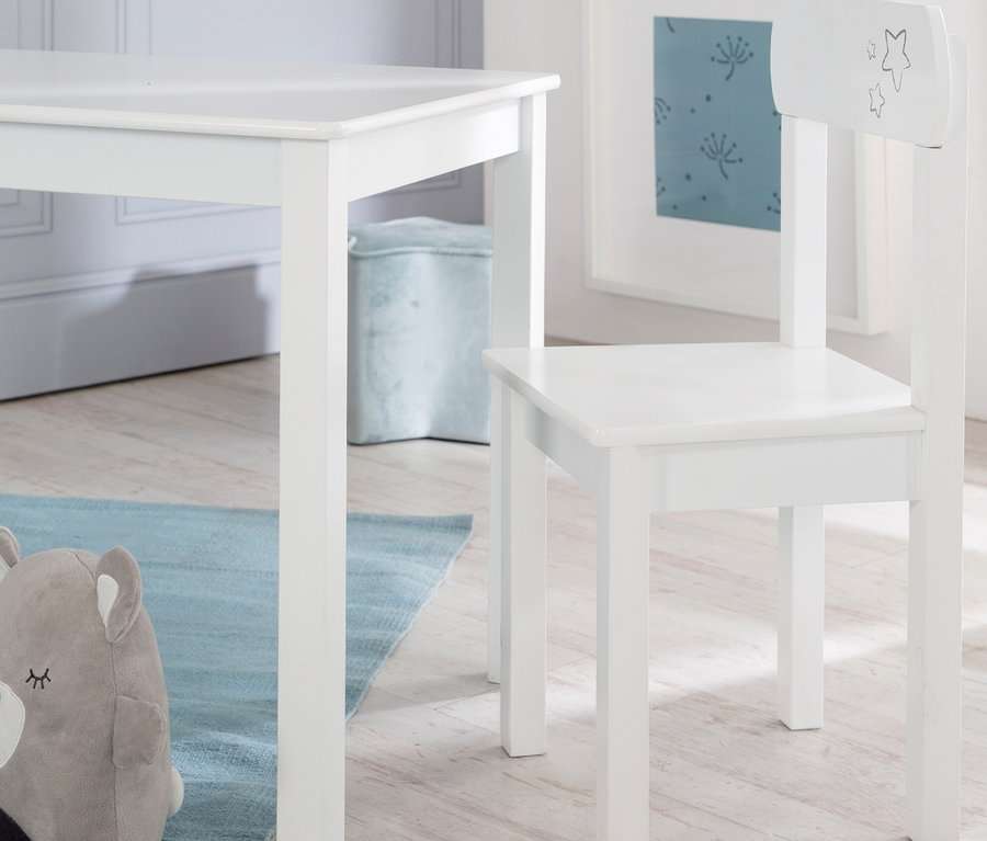 Weißer roba Kindersitztisch »Little Stars« mit Stuhl und Teddybär auf blauem Teppich.