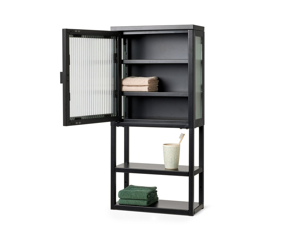 Schwarzer Wandschrank mit Glastür, Handtüchern und Becher mit Zahnbürste.