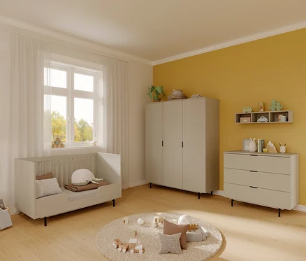Kinderzimmer mit Gitterbett mit hoher Umbauseite »Tomino«, Kleiderschrank und Kommode in gedämpften Farben.