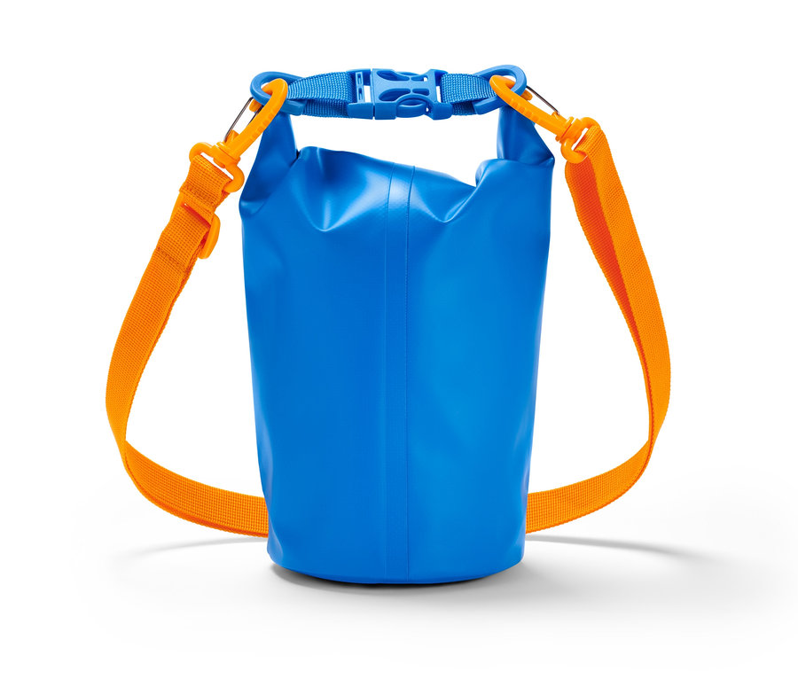 Blauer wasserdichter Packsack mit orangefarbenem Gurt.
