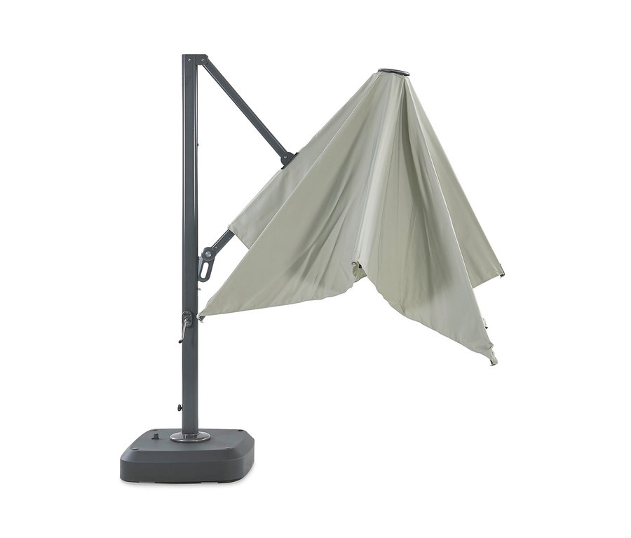 Ein zusammengeklappter, hellgrauer Leco Premium-Ampelschirm, ca. 300 x 300 cm, steht auf einem grauen Sockel.