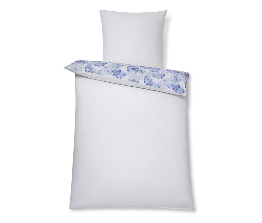 Weißes Kissen- und Bettbezug mit blauem Blumenmuster. Premium-Baumwoll-Bettwäsche, Normalgröße und Übergröße sind sichtbar.