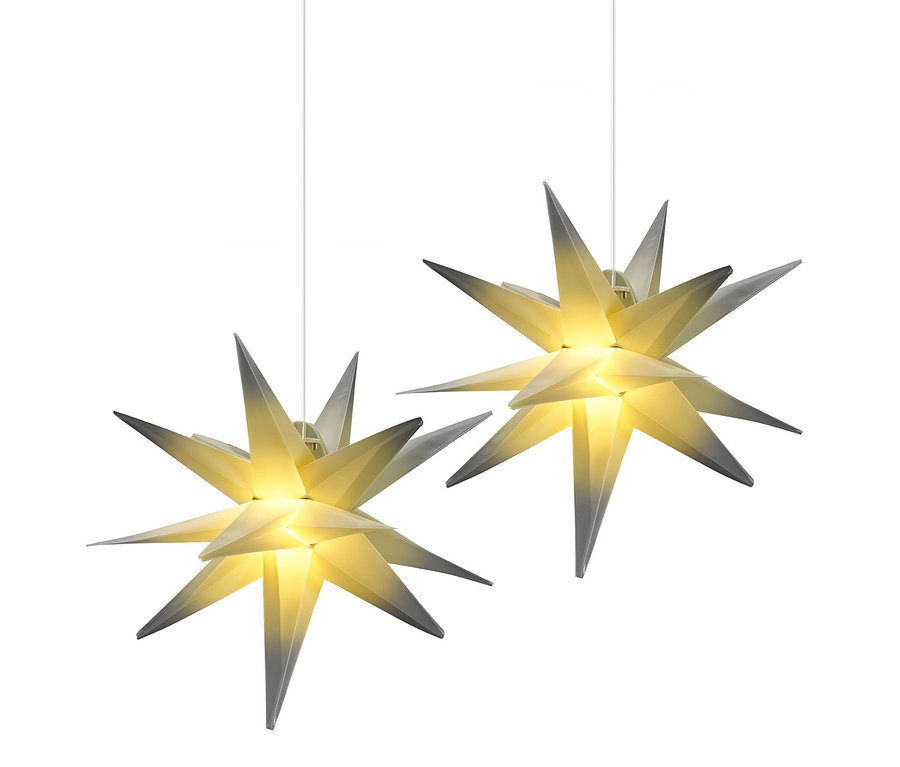 Zwei 27 cm AMARE LED-Sterne hängen vor einem weißen Hintergrund.