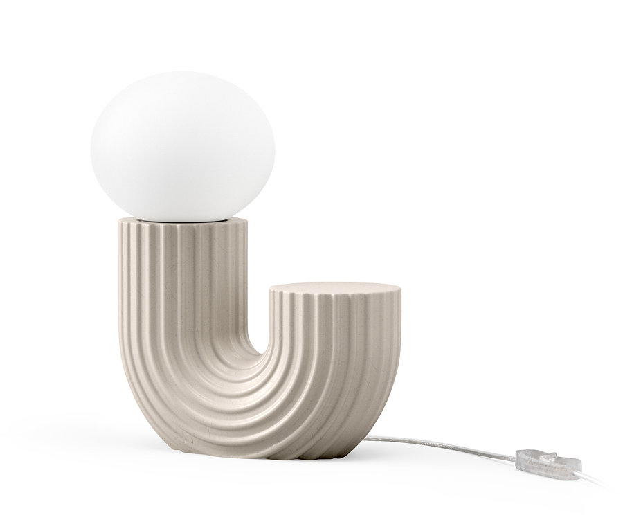 LED-Design-Tischleuchte auf weißem Hintergrund.