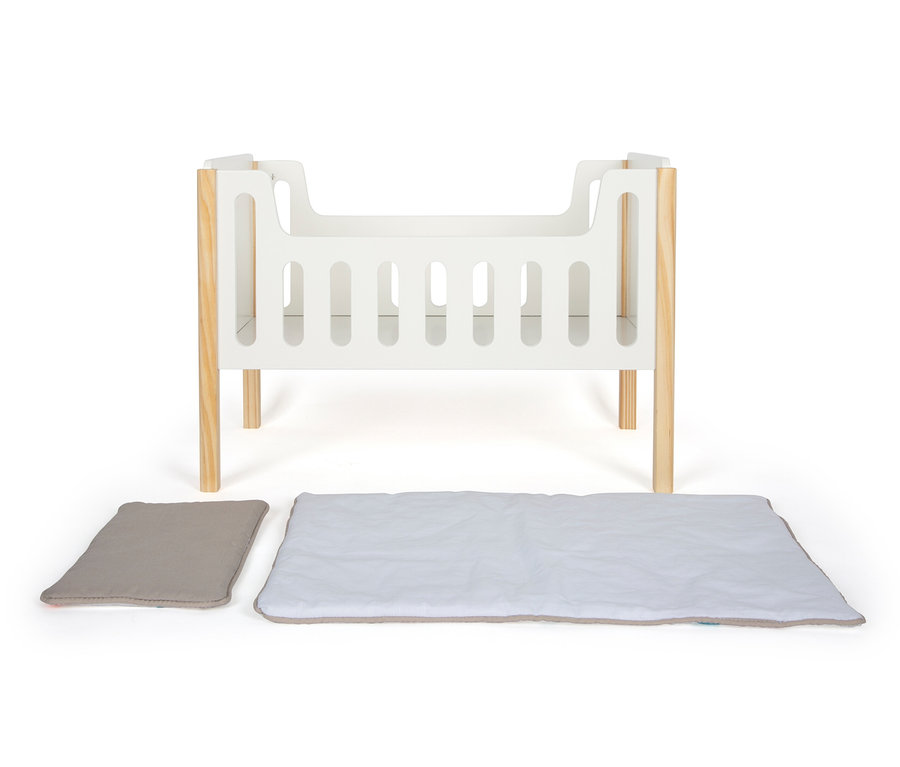 Ein small foot Puppengitterbett »Little Button« und zwei Unterlagen auf einem weißen Hintergrund.