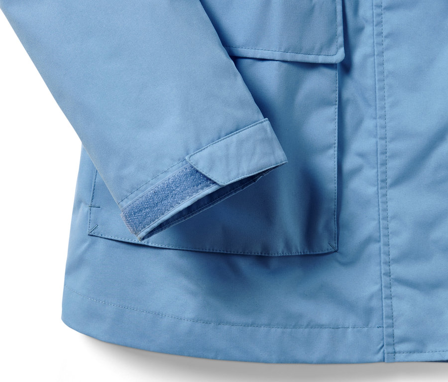 Detailansicht einer hellblauen Allwetterjacke mit Tasche und Ärmel.