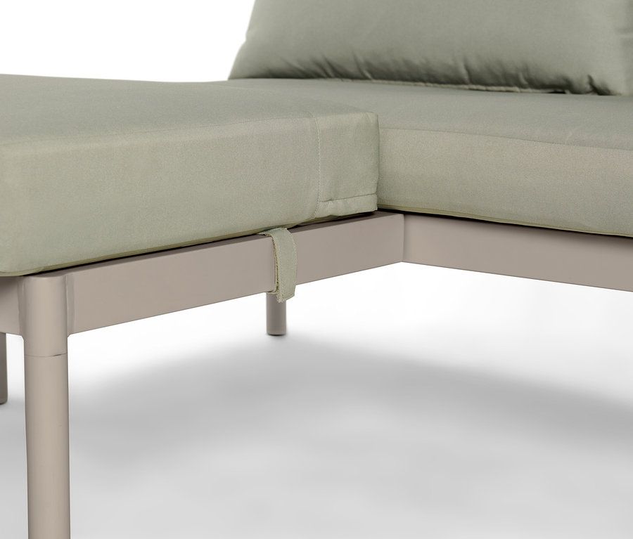Detailansicht des flexiblen Balkon-Lounge-Sets »Liska« mit beigem Rahmen und grünen Kissen.
