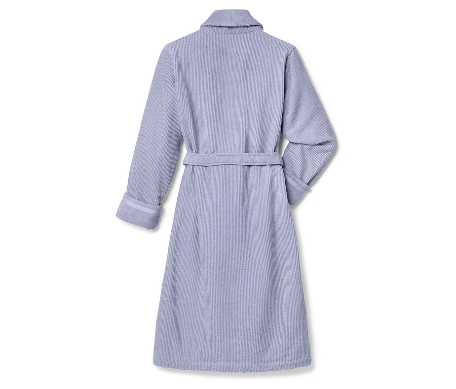 Rückansicht eines hellvioletten Bademantels mit Gürtel.