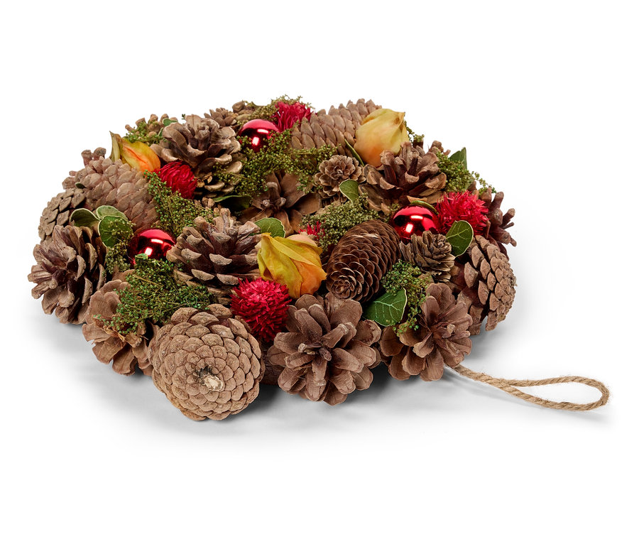Kranz aus Tannenzapfen mit roten Ornamenten, Blättern und Blumen.