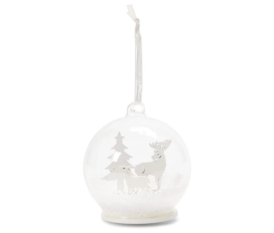Transparente Weihnachtsbaumkugel mit weißem Baum, Hirsch und Schaf darin.