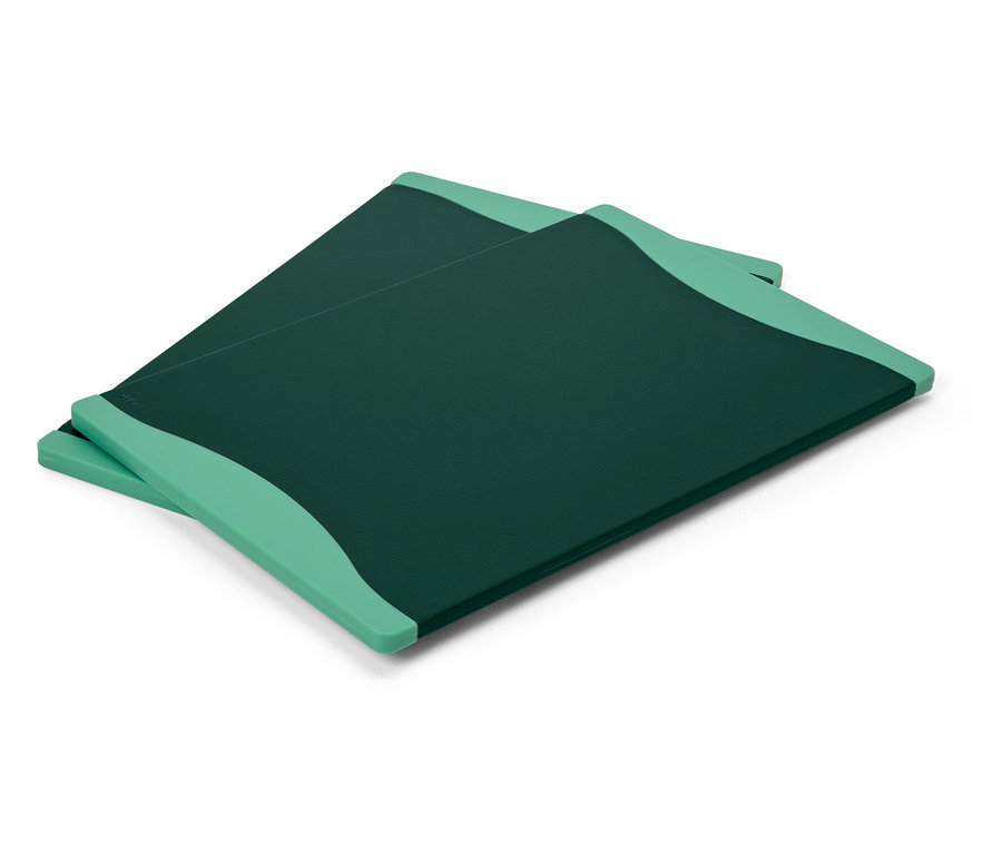 Zwei grüne Schneidebretter liegen übereinander.