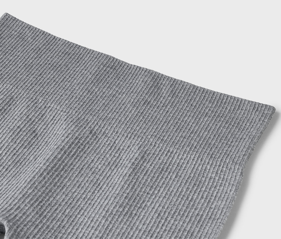 Detailaufnahme einer grauen gerippten Leggings.