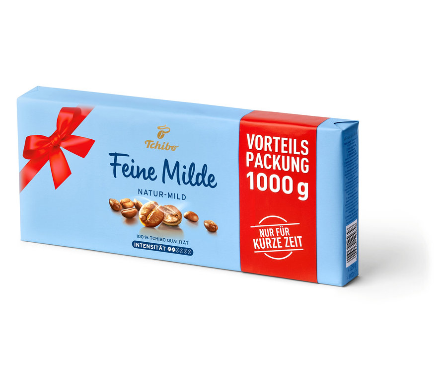 Eine Packung Tchibo Feine Milde gemahlener Kaffee, 1000g, in einer hellblauen Verpackung mit einer roten Schleife.