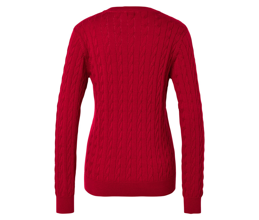 Detail der Rückseite eines roten Strickpullovers mit Zopfmuster.
