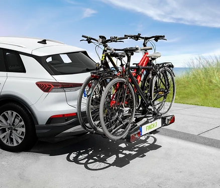 Auf einem weißen Auto ist ein EAL Fahrradträger »FINCH« für 3 Fahrräder montiert.